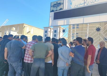 تجمع کشاورزان معترض مقابل فرمانداری شهرستان دیر در اعتراض به تعرفه ۵۵ درصدی صادرات گوجه فرنگی و در پی آن کاهش شدید قیمت در بازار