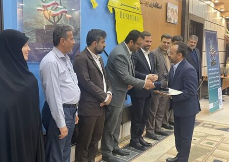 لوح برترین روابط عمومی استان بین شرکت های صنعتی به پتروشیمی پارس رسید