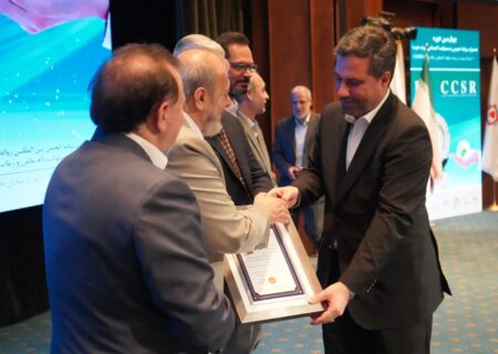 نشان سفیر مسئولیت اجتماعی به مدیرعامل پازارگاد رسید