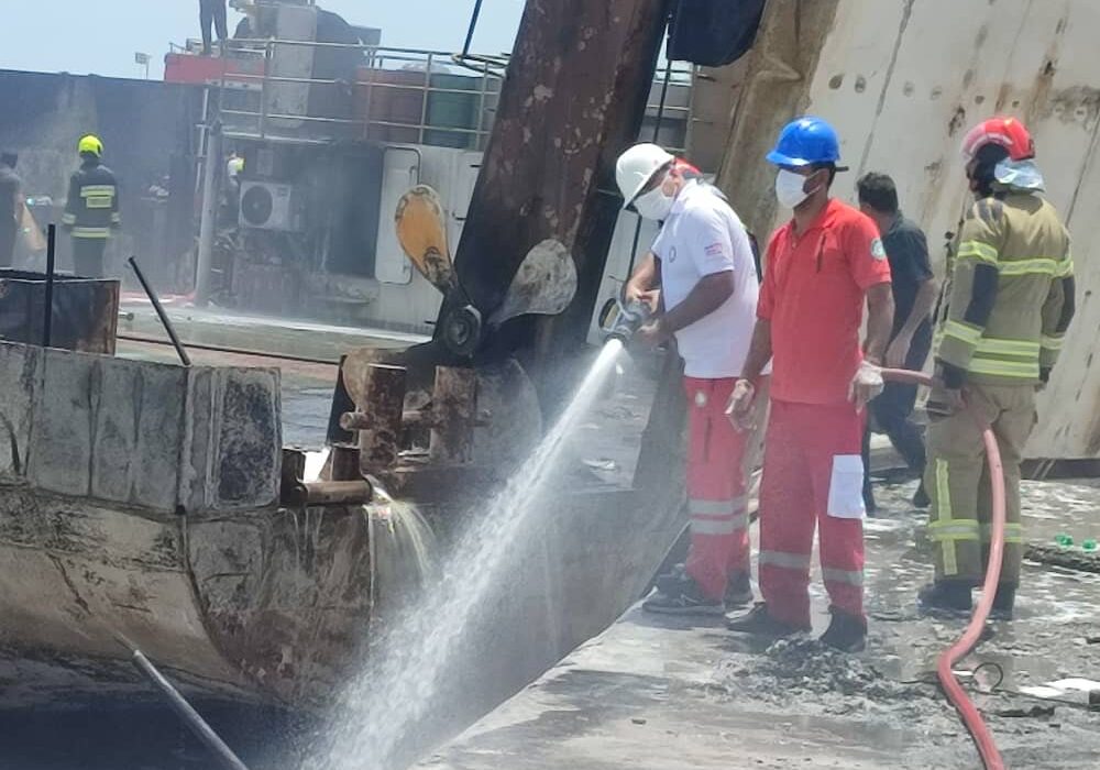 پایان جست‌وجو در حادثه آتش‌سوزی اسکله متانول بندر دیر؛ جسد فرد مفقودشده پیدا شد