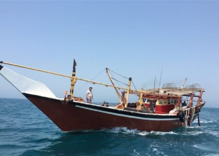 در پی توقیف ۶ لنج متخلف هرمزگانی در ابهای دیر