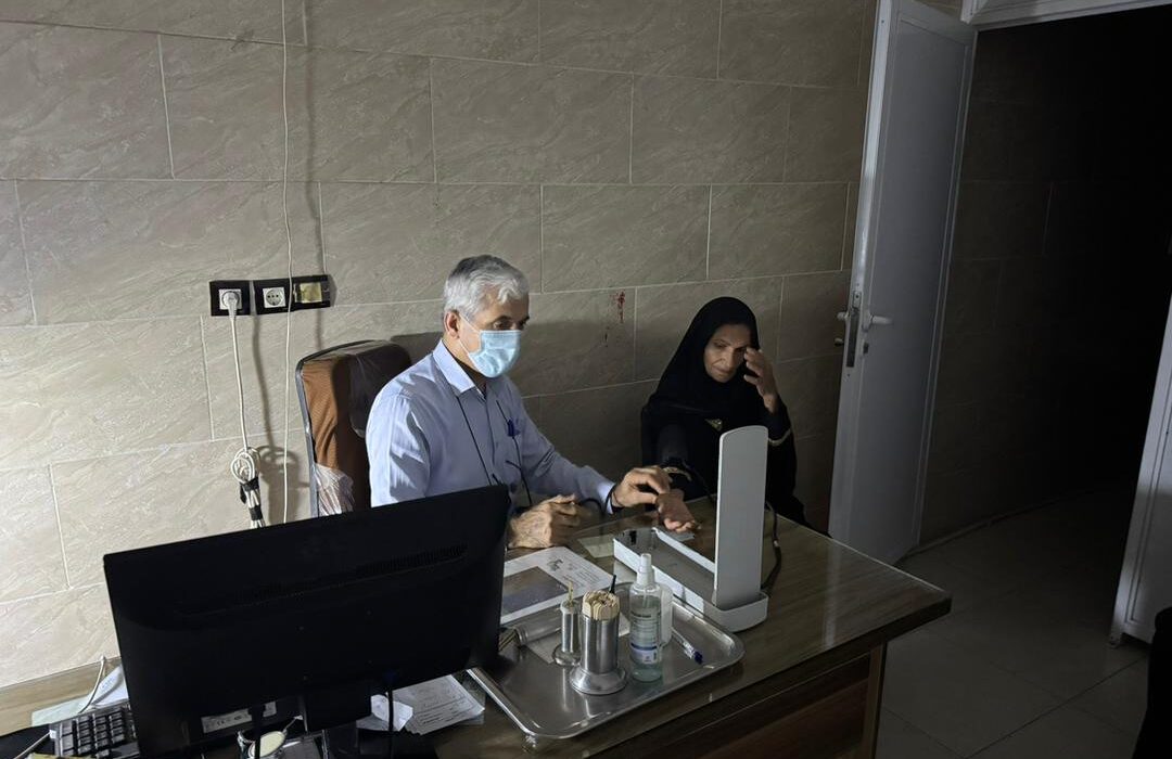 طبابت در گرمای طاقت‌فرسا و تاریکی شب؛ دکتر بردستانی حتی بدون برق هم چراغ سلامت مردم بردخون را روشن نگه می‌دارد