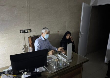 طبابت در گرمای طاقت‌فرسا و تاریکی شب؛ دکتر بردستانی حتی بدون برق هم چراغ سلامت مردم بردخون را روشن نگه می‌دارد