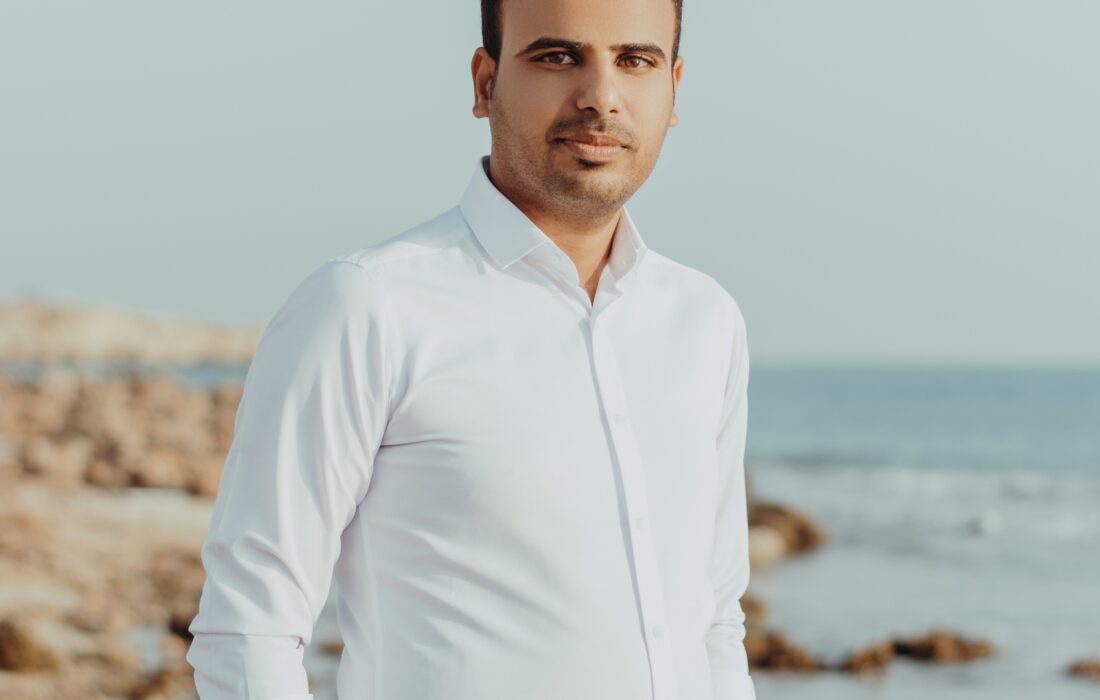 محمد فخرایی مطلق، هنرمند تئاتر بندر دیّر و دانشگاه علمی کاربردی کنگان، جایزه ملی ادبیات را کسب کرد
