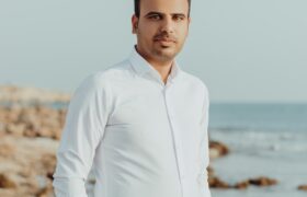 محمد فخرایی مطلق، هنرمند تئاتر بندر دیّر و دانشگاه علمی کاربردی کنگان، جایزه ملی ادبیات را کسب کرد