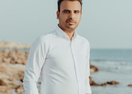 محمد فخرایی مطلق، هنرمند تئاتر بندر دیّر و دانشگاه علمی کاربردی کنگان، جایزه ملی ادبیات را کسب کرد