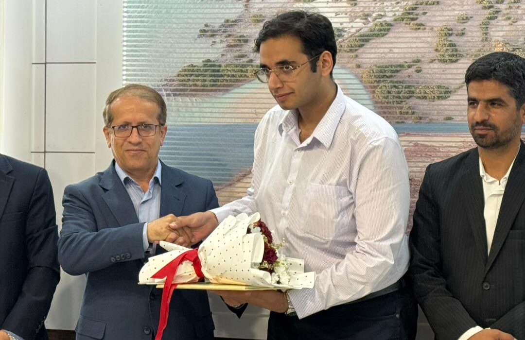 مراسم تجلیل از علیرضا اسمعیلی رتبه یک زبان، با حضور فرماندار دیر برگزار شد