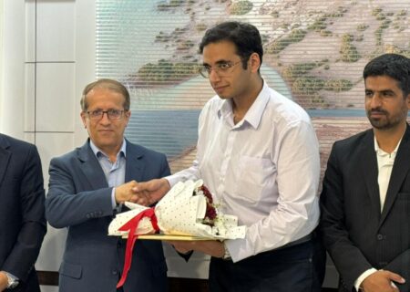 مراسم تجلیل از علیرضا اسمعیلی رتبه یک زبان، با حضور فرماندار دیر برگزار شد