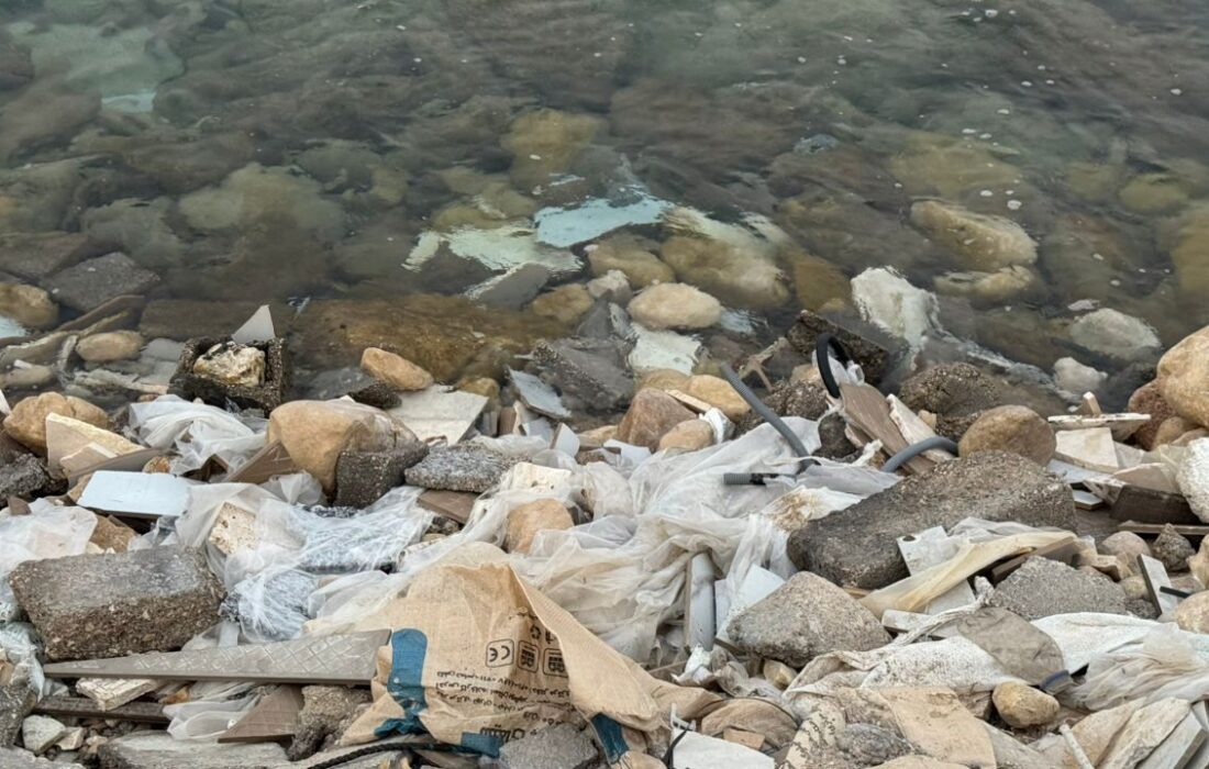 پر شدن اسکله شهرداری دیّر با نخالههای ساختمانی و زباله؛ زنگ خطر برای محیطزیست ساحلی