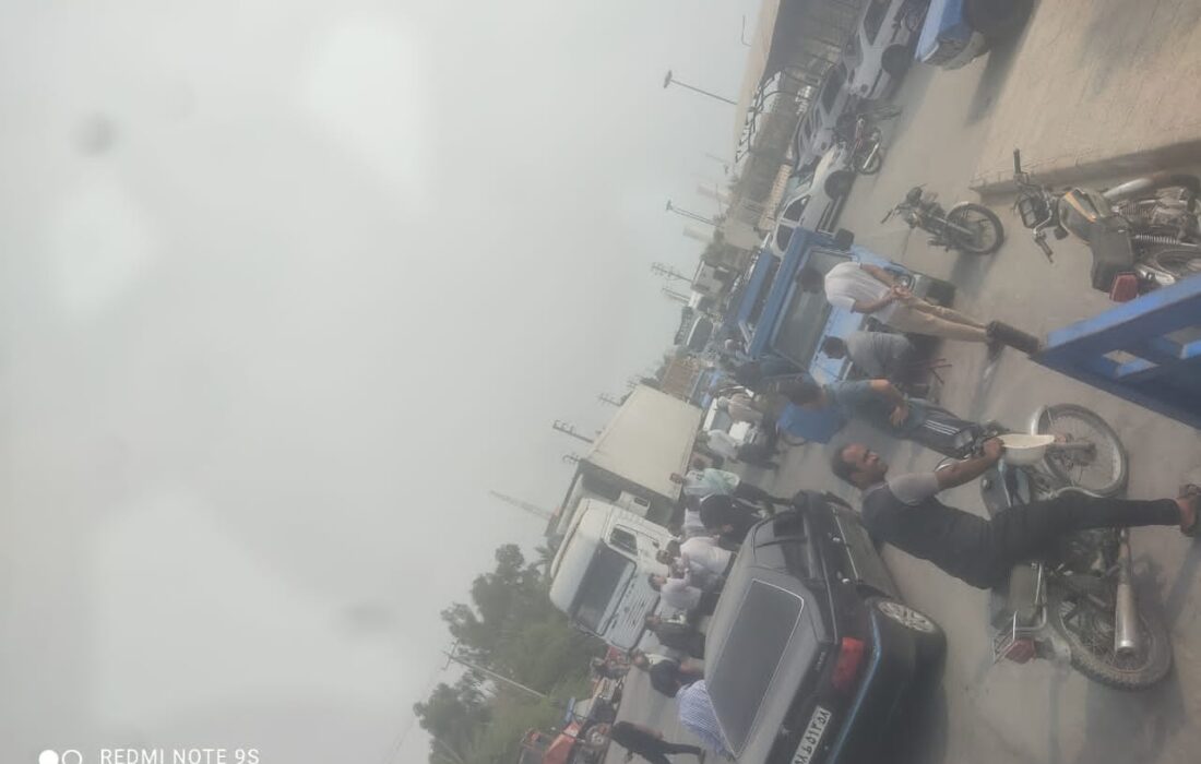 کارگران و رانندگان وانت نیسان بندر دیر در اعتراض به مالیات و بیکاری تجمع کردند