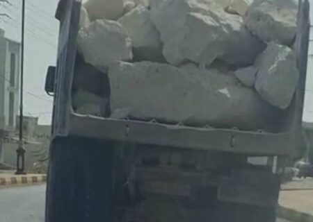 تردد خطرناک کامیون‌های حامل سنگ در خیابان‌های دیّر
