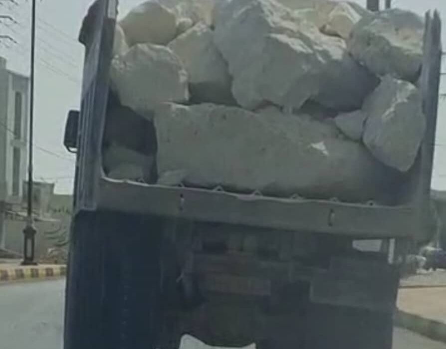 تردد خطرناک کامیونهای حامل سنگ در خیابانهای دیّر