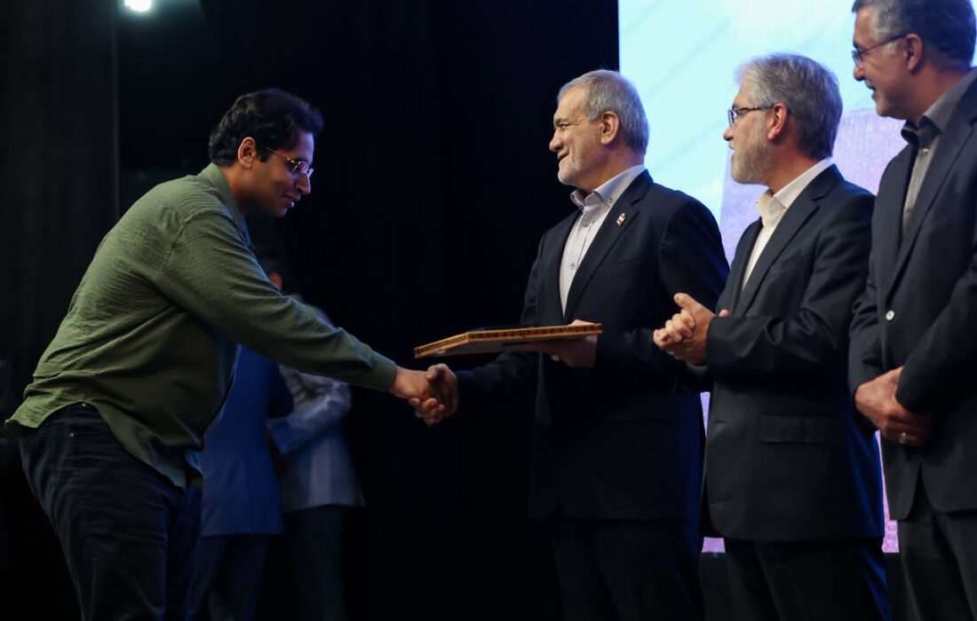 تجلیل از جوان نخبه بردخونی، رتبه‌ یک کنکور زبان کشور در حضور دکتر پزشکیان