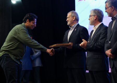 تجلیل از جوان نخبه بردخونی، رتبه‌ یک کنکور زبان کشور در حضور دکتر پزشکیان