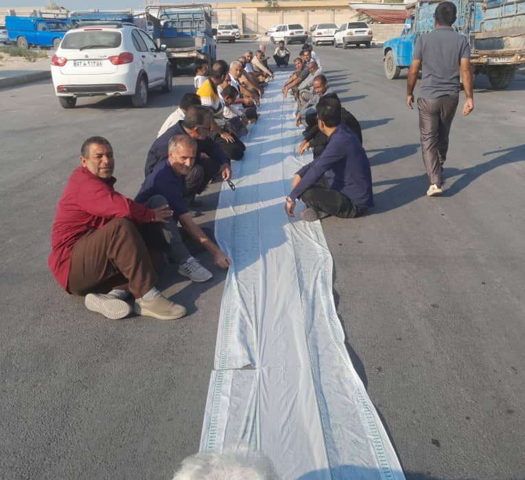 «سفرههای خالی» نماد بیکاری؛ رانندگان و کارگران دیر دست به اعتراض زدند